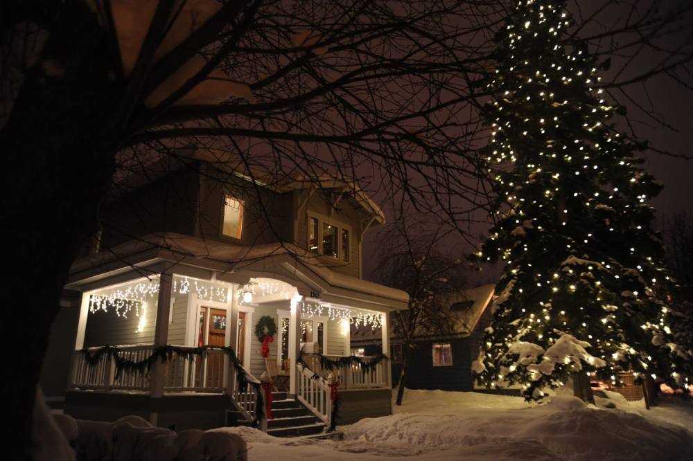 house decorated for the holidays